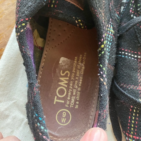 TOMS Black Multicolored Lace Up Shoes - Picture 2 of 6